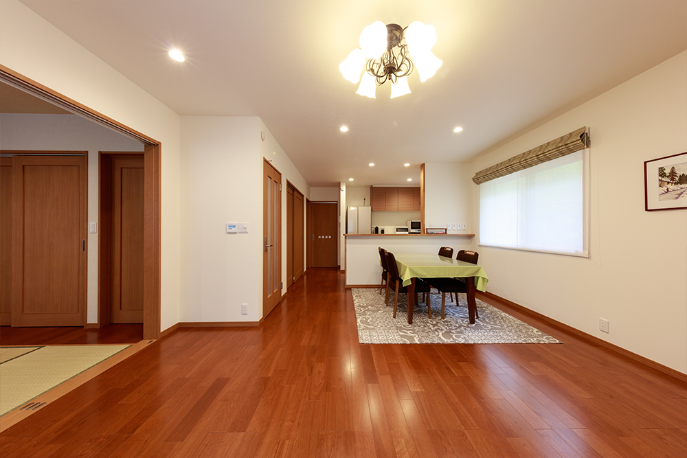 清里の別荘地帯に佇む家 ダイニング