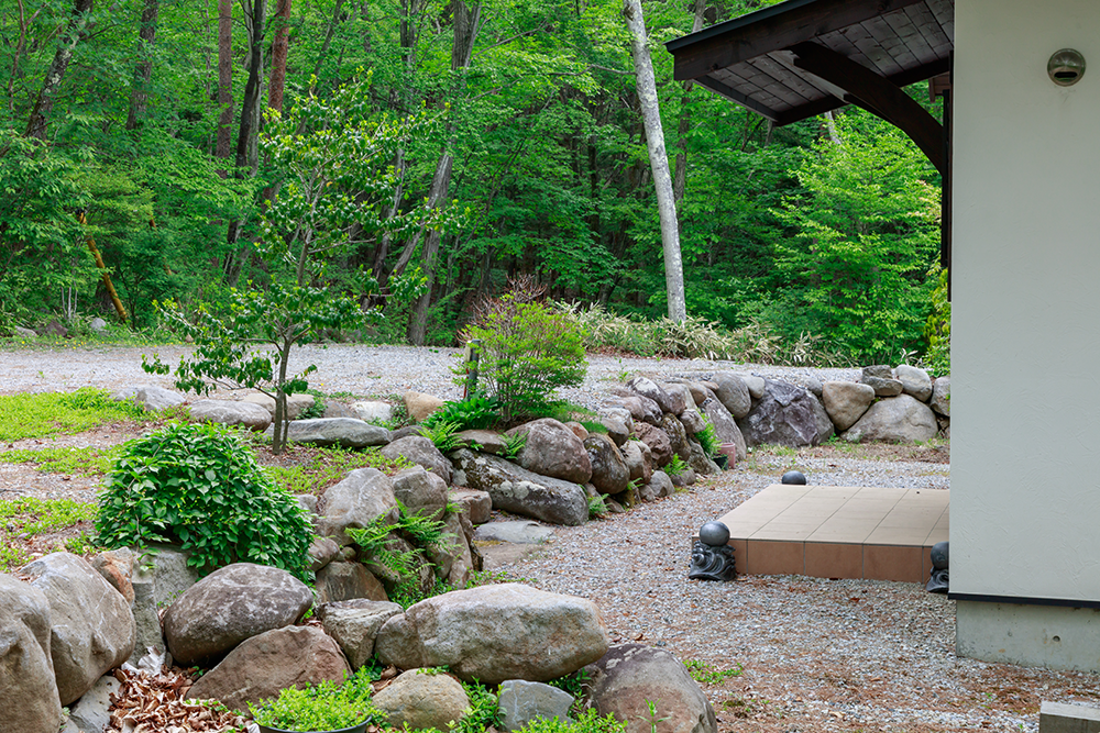 清里の別荘地帯に佇む家 外構石積み