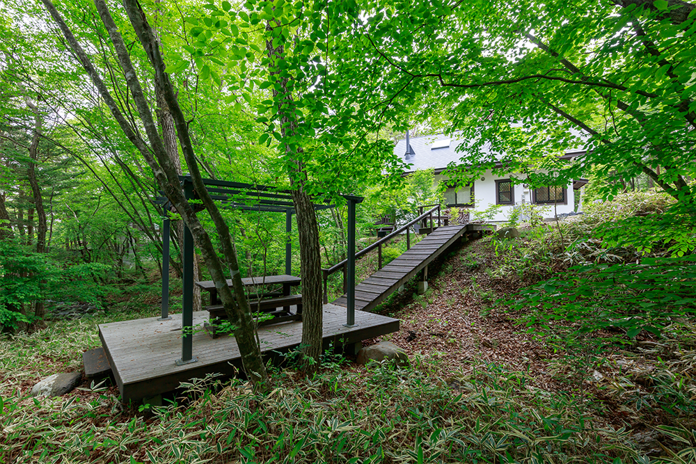 清里の別荘地帯に佇む家 川沿いのベンチ外構