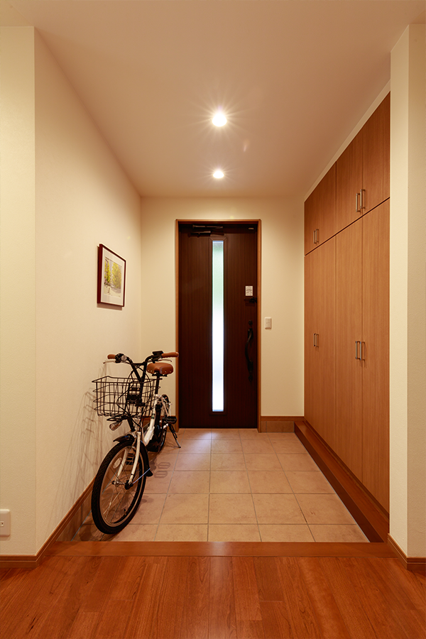 清里の別荘地帯に佇む家 玄関