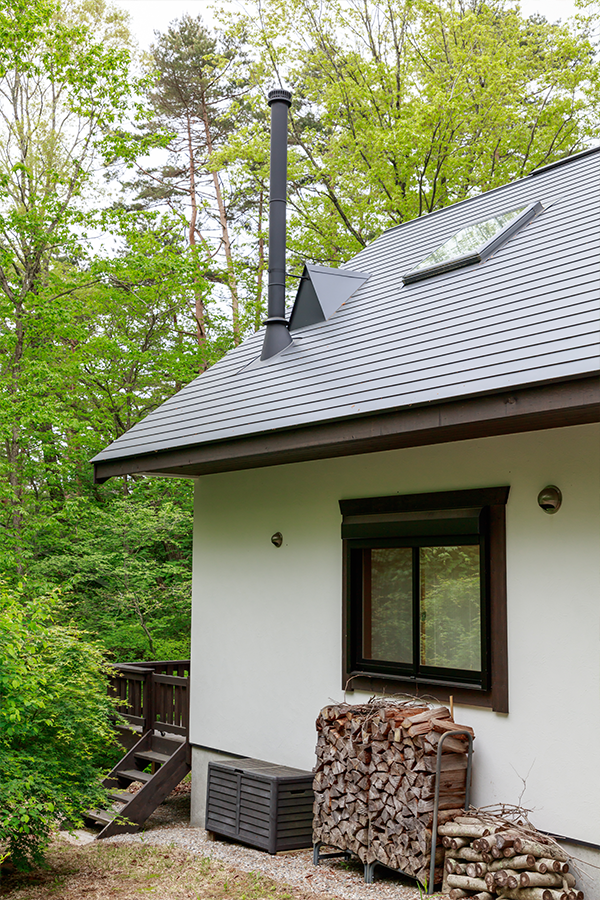 清里の別荘地帯に佇む家 外観薪置き場