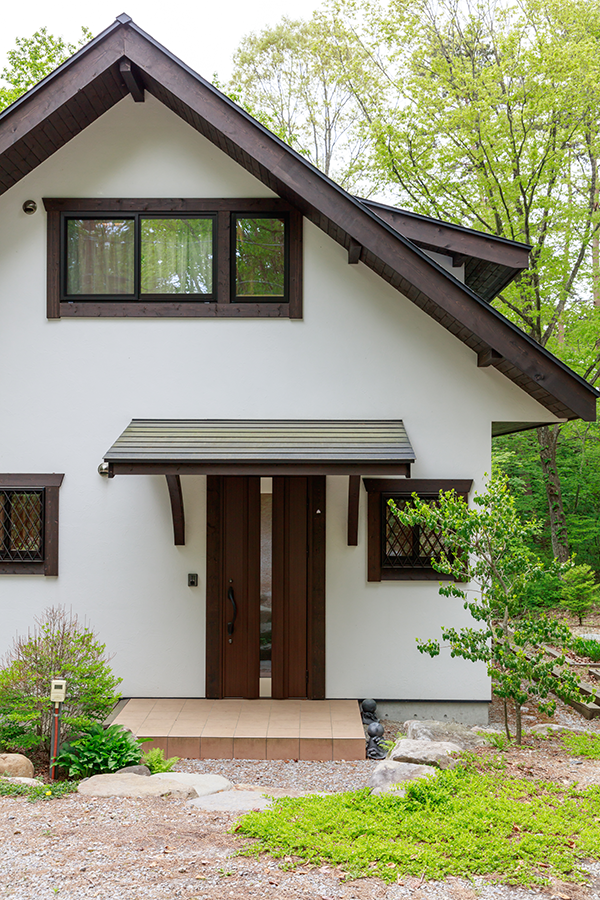 清里の別荘地帯に佇む家 玄関