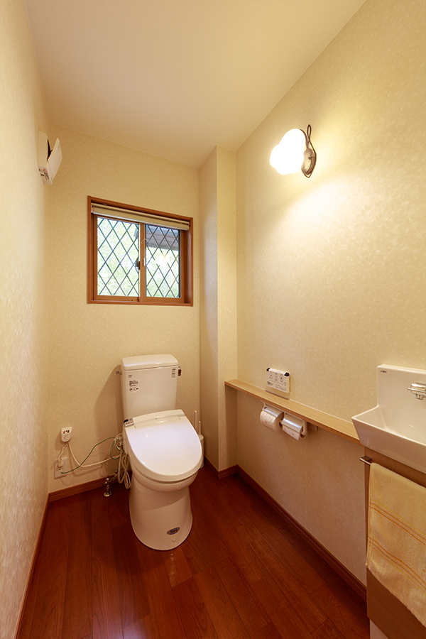 清里の別荘地帯に佇む家 トイレ