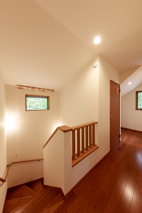 清里の別荘地帯に佇む家 2階踊り場