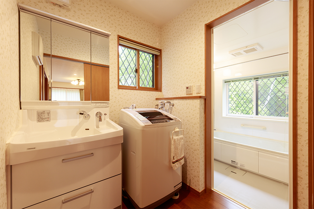 清里の別荘地帯に佇む家 1階洗面