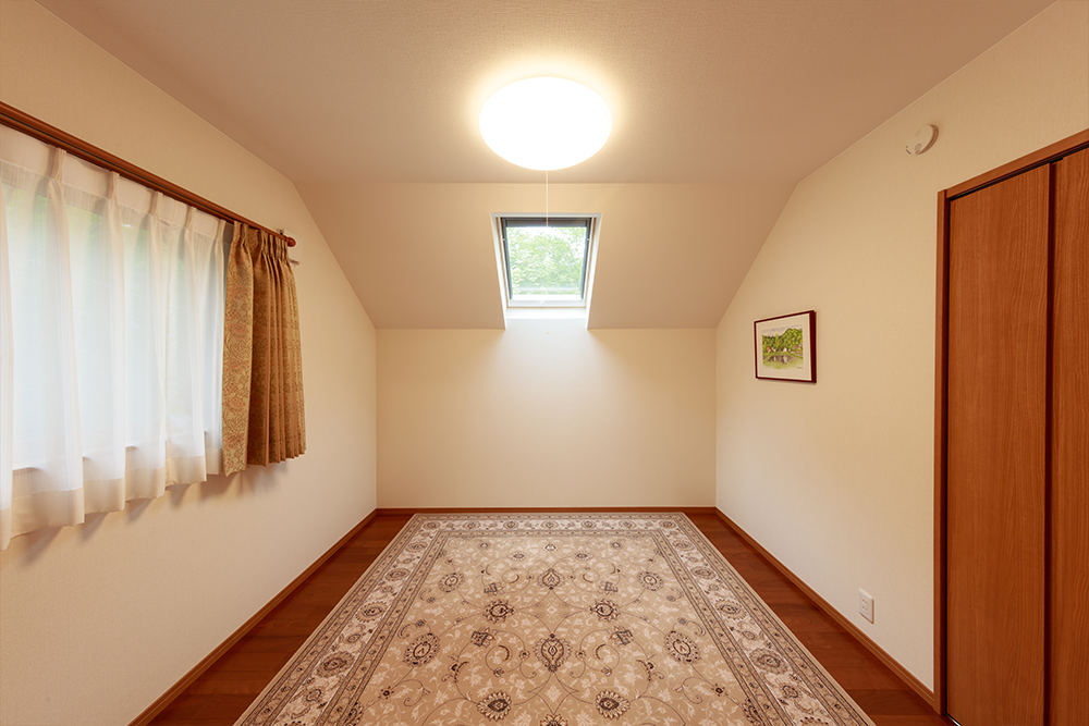 清里の別荘地帯に佇む家 二階洋室