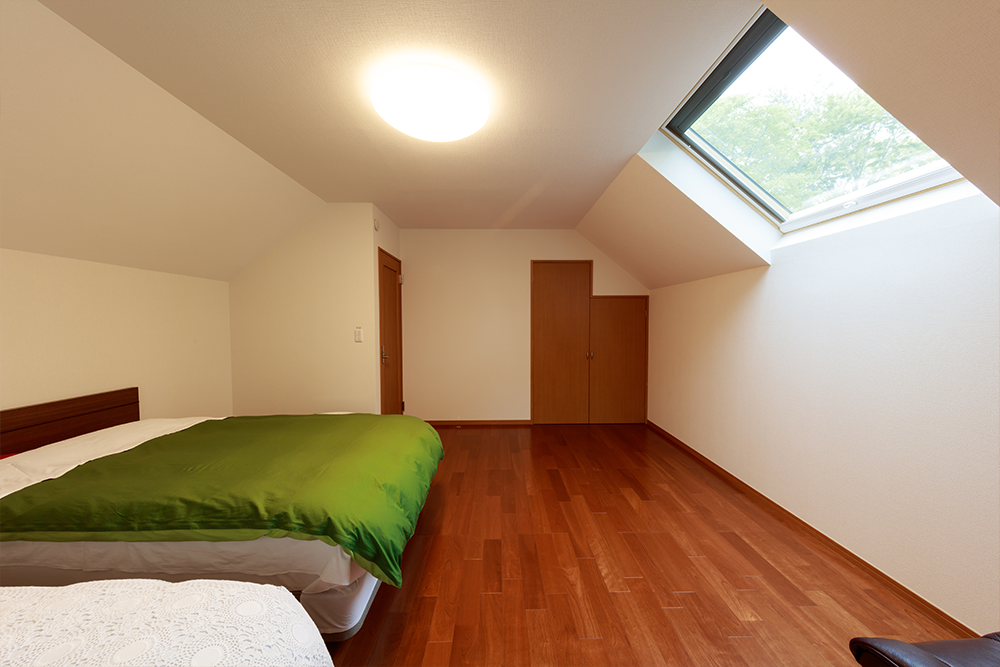 清里の別荘地帯に佇む家 2階寝室