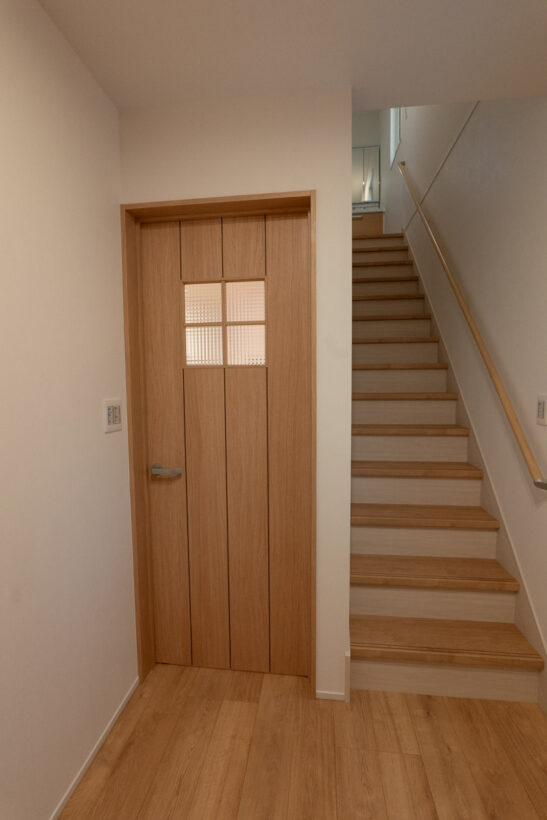 リビングにつながるドアと2階へ続く階段