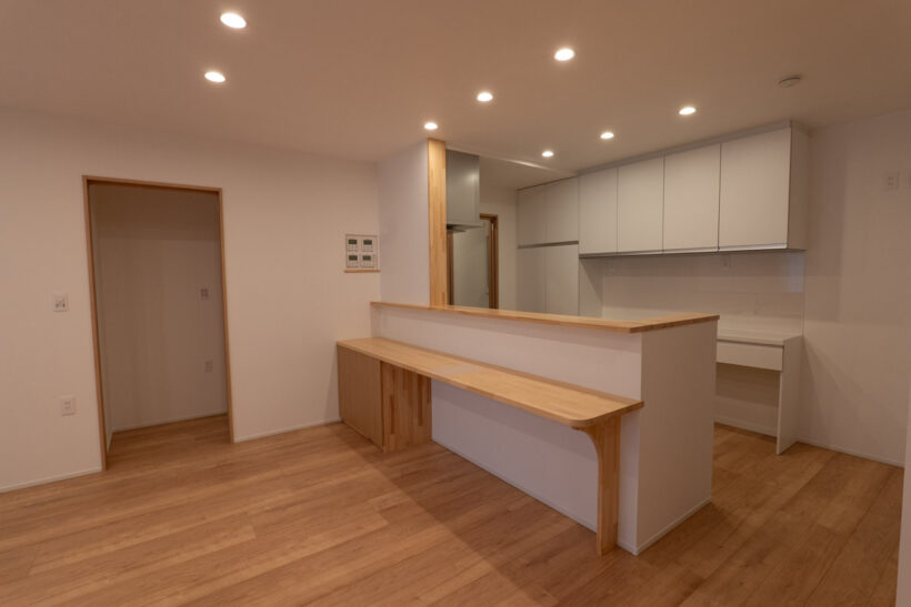 造作のカウンターとキャビネットが設置されたダイニングキッチン