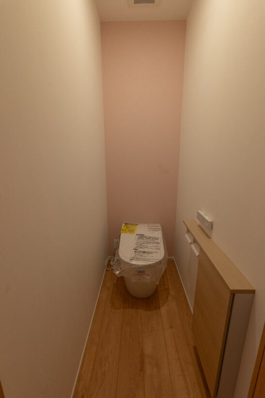 トイレ　ピンクのアクセントクロス