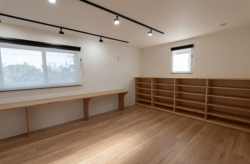 2階の作業部屋
造作のカウンターと棚