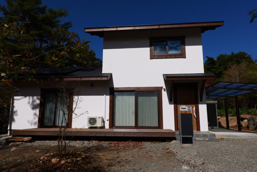 木造2階建て住宅の外観（ウッドデッキ付）