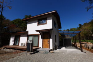 木造2階建て住宅の外観（ウッドデッキ付）