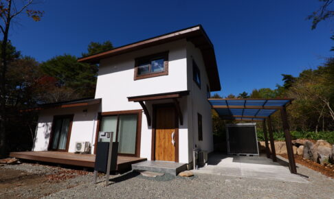 木造2階建て住宅の外観（ウッドデッキ付）