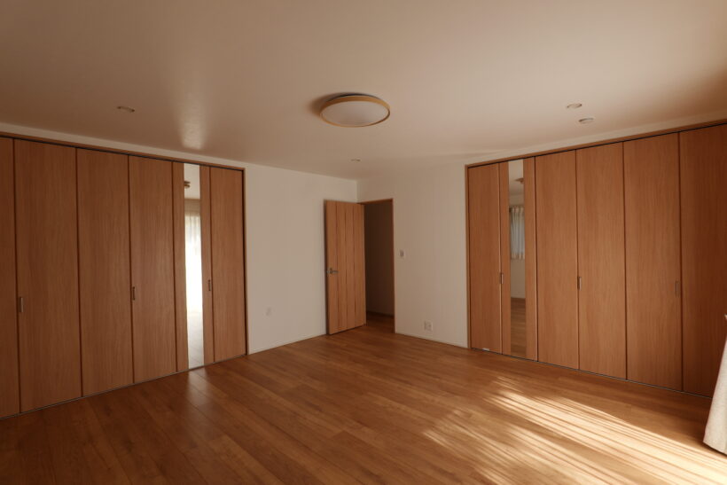 主寝室
大きなクローゼットと鏡